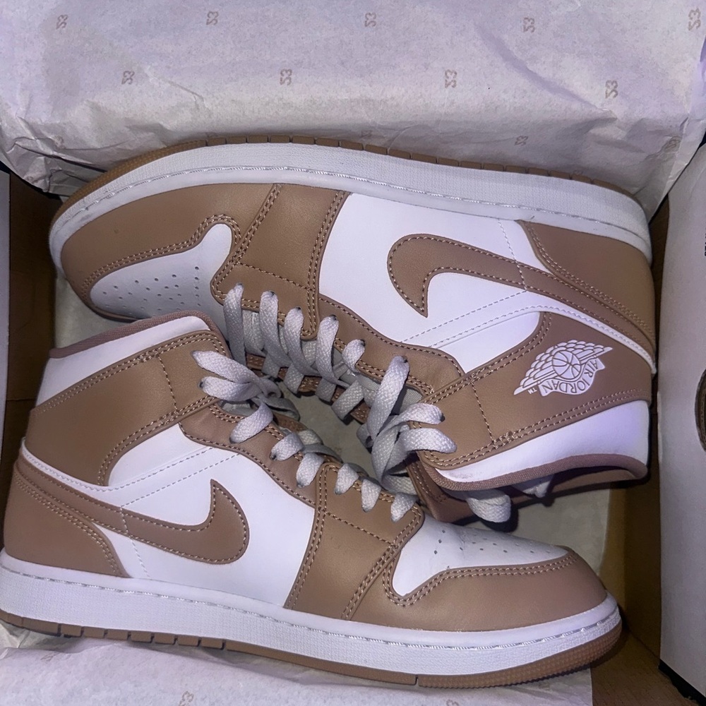 Air Jordan Mid Men's 10.5 Tan and White